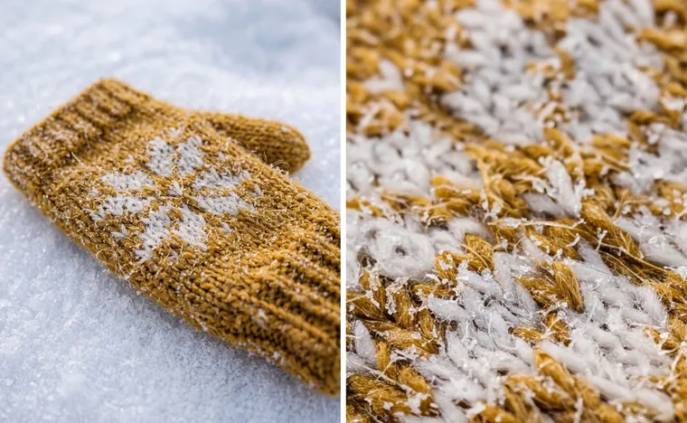 Une moufle tricotée à la main, jaune moutarde, à motif de flocons, posée sur la neige, en entier et en gros plan : on distingue les fibres de laine et les cristaux de glace