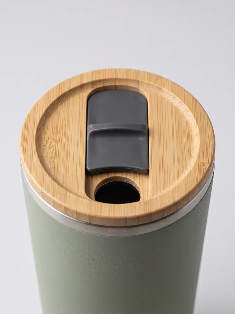 Gros plan du couvercle en bambou du mug isotherme, curseur gris ouvert et ouverture pour boire visible